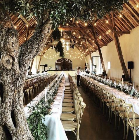 table setting green garlands